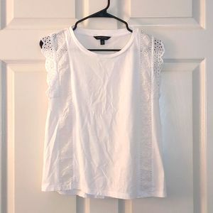 Beautiful sleeveless white shirt.